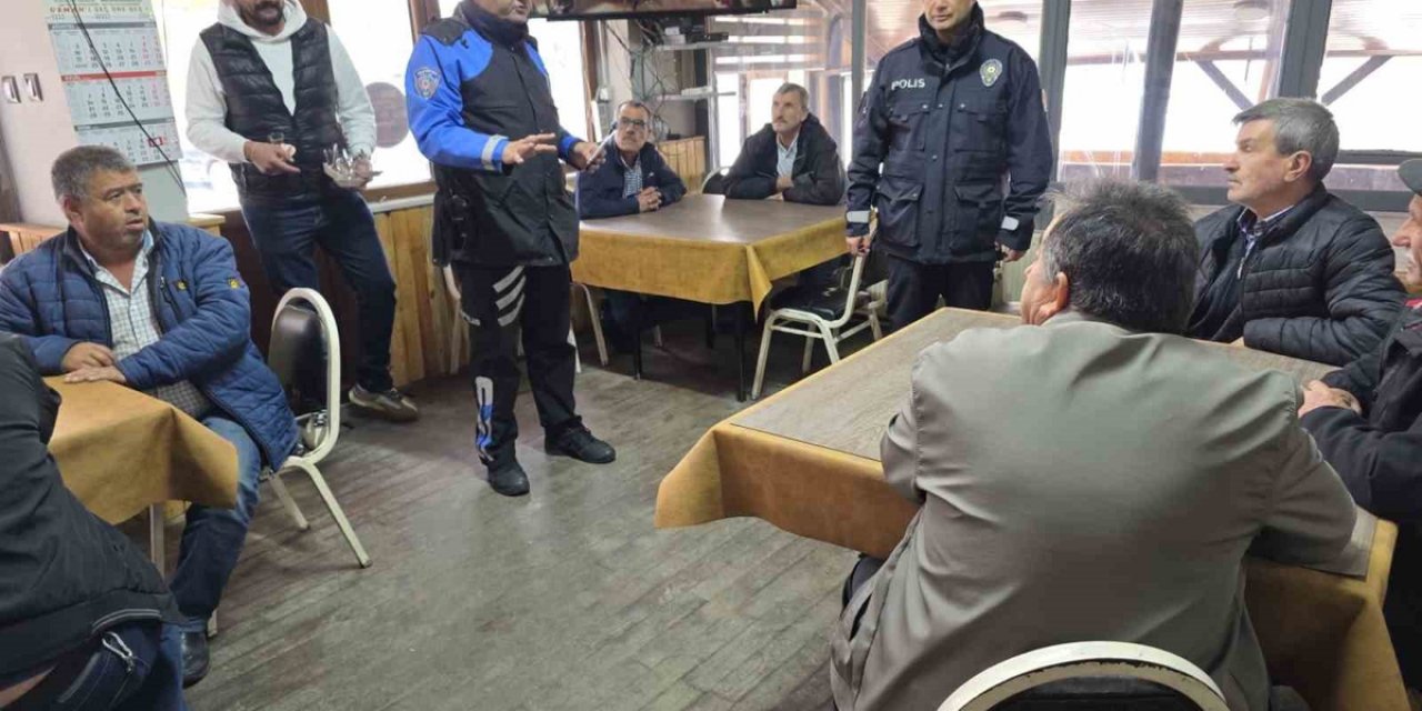 Bozüyük'te Kıraathanelere Giden Polis Sahte Para Konusunda Broşür Dağıttı