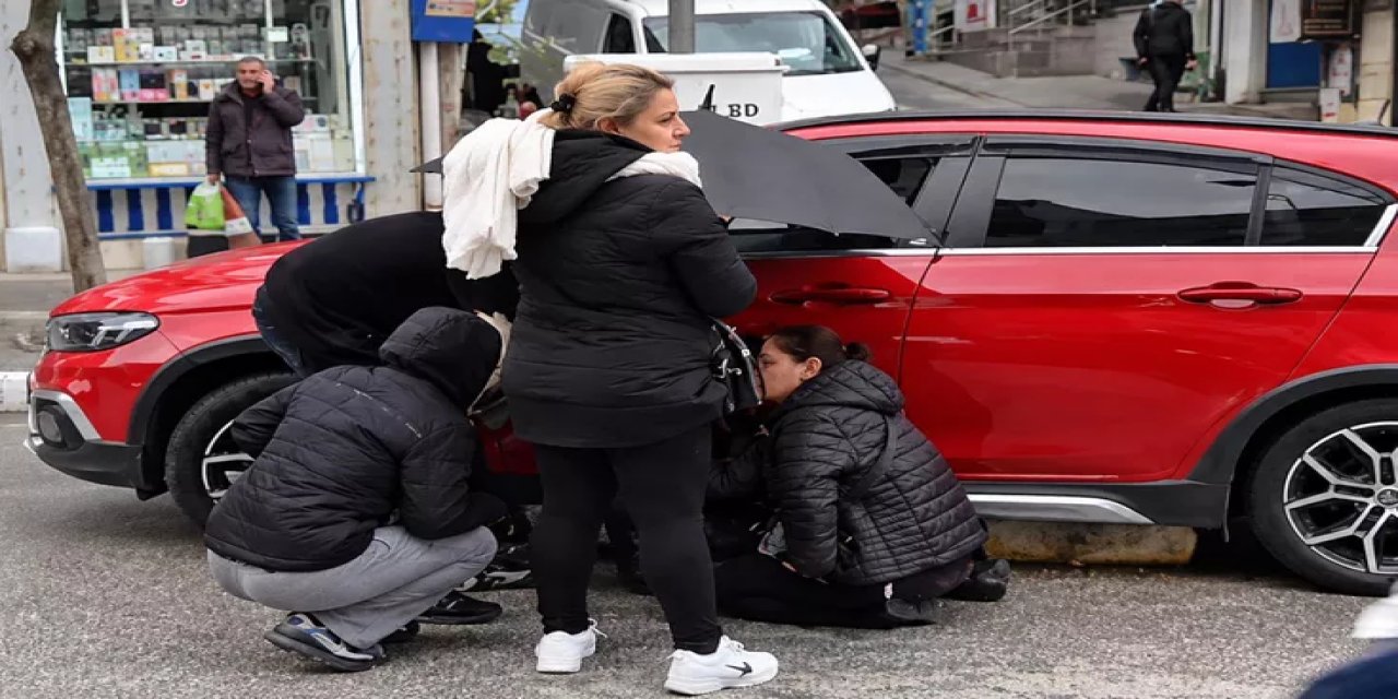 Anne İle Kızına Otomobil Çarptı! Çevredekilerin Yaptığı Takdir Topladı