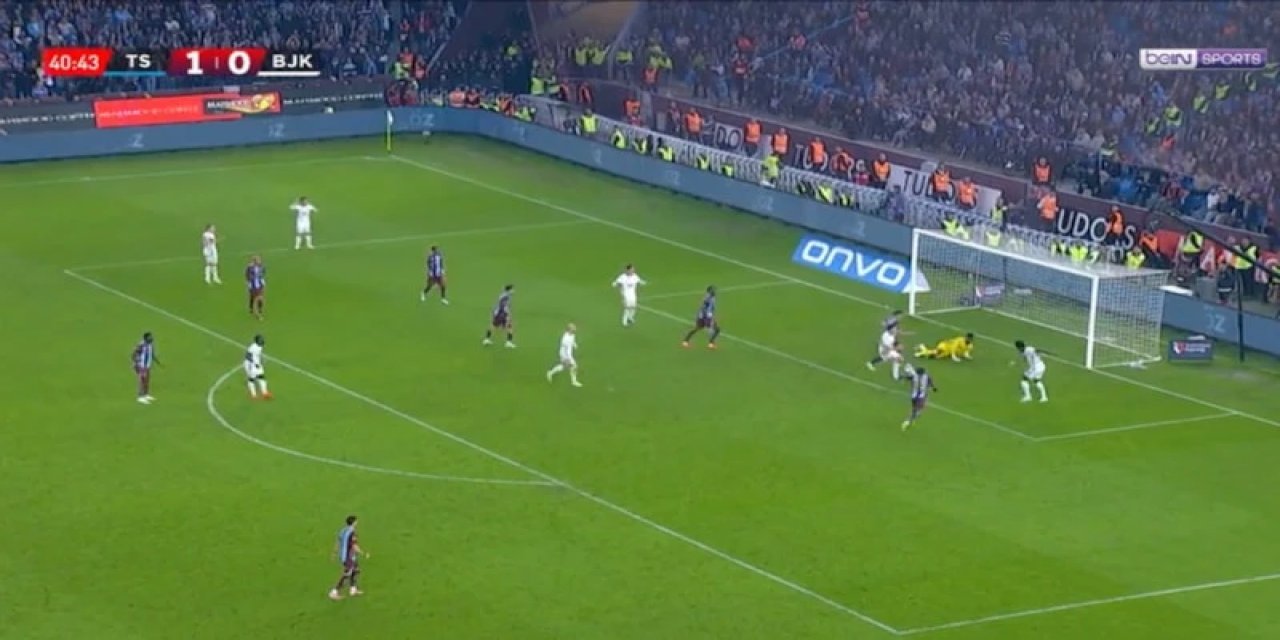 Trabzonspor-Beşiktaş Maçına Damga Vuran An: Amir Murillo Altı Pasta Direğe Takıldı!