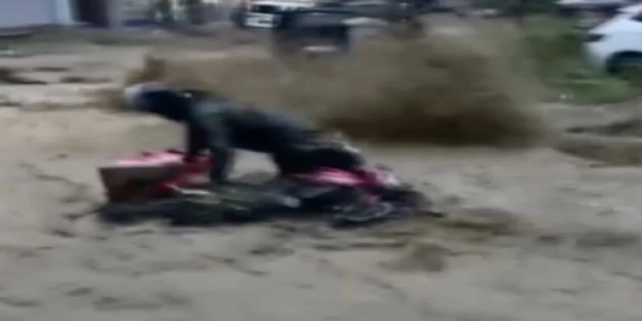 İstanbul'da Selin Ortasında Kalan Moto Kuryenin Metrelerce Sürüklendiği An Ortaya Çıktı