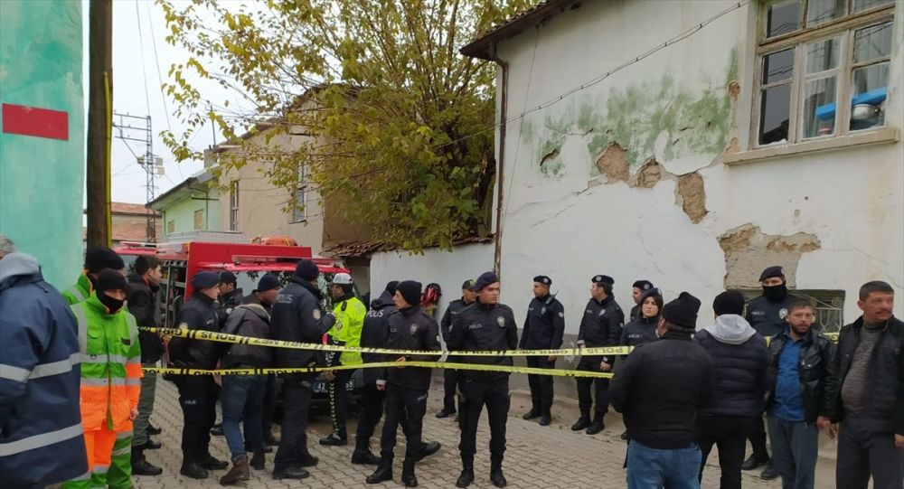 Konya'da 2 katlı kerpiç bina çöktü: İkisi çocuk 3 kişi hayatını kaybetti