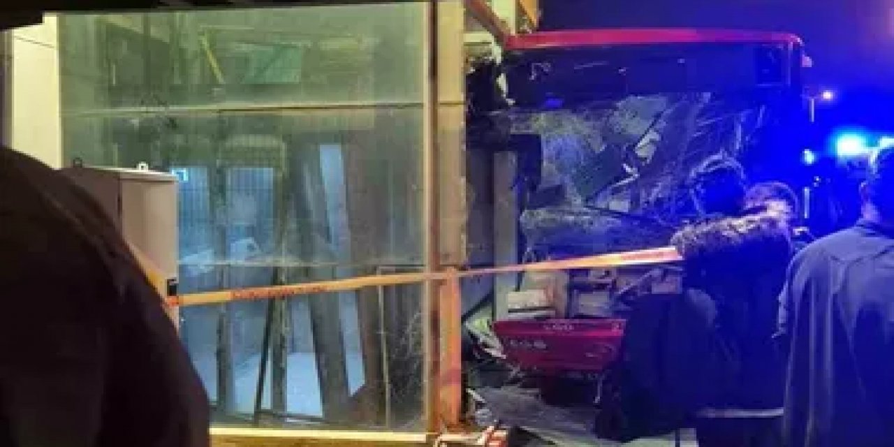 Etimesgut'ta Üst Geçidin Asansörüne Çarpan EGO Otobüsünde 24 Kişi Yaralandı