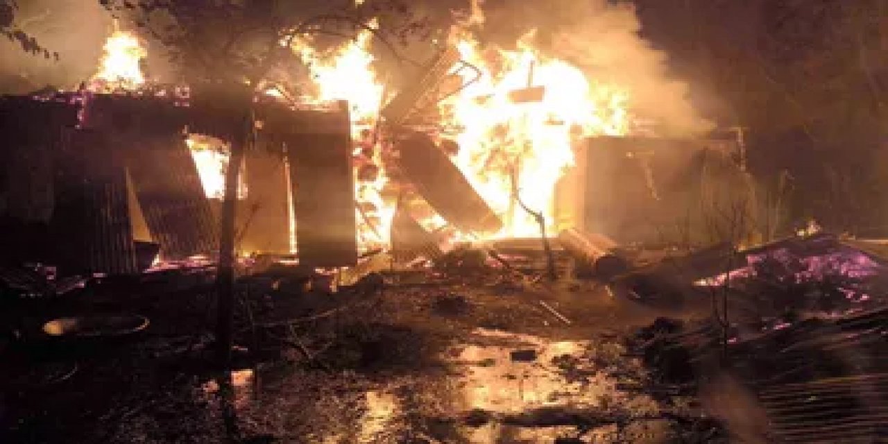 Artvin Şavşat'ta Samanlıkta Çıkan Yangın Ahıra Ve Eve Sıçradı, Can Kaybı Yok