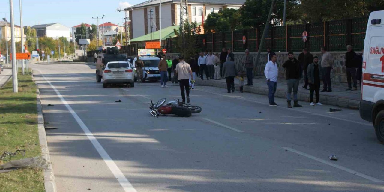 Muş'un Malazgirt İlçesinde Otomobil Motosikletle Çarpıştı, Motosikletteki 2 Kişi Öldü