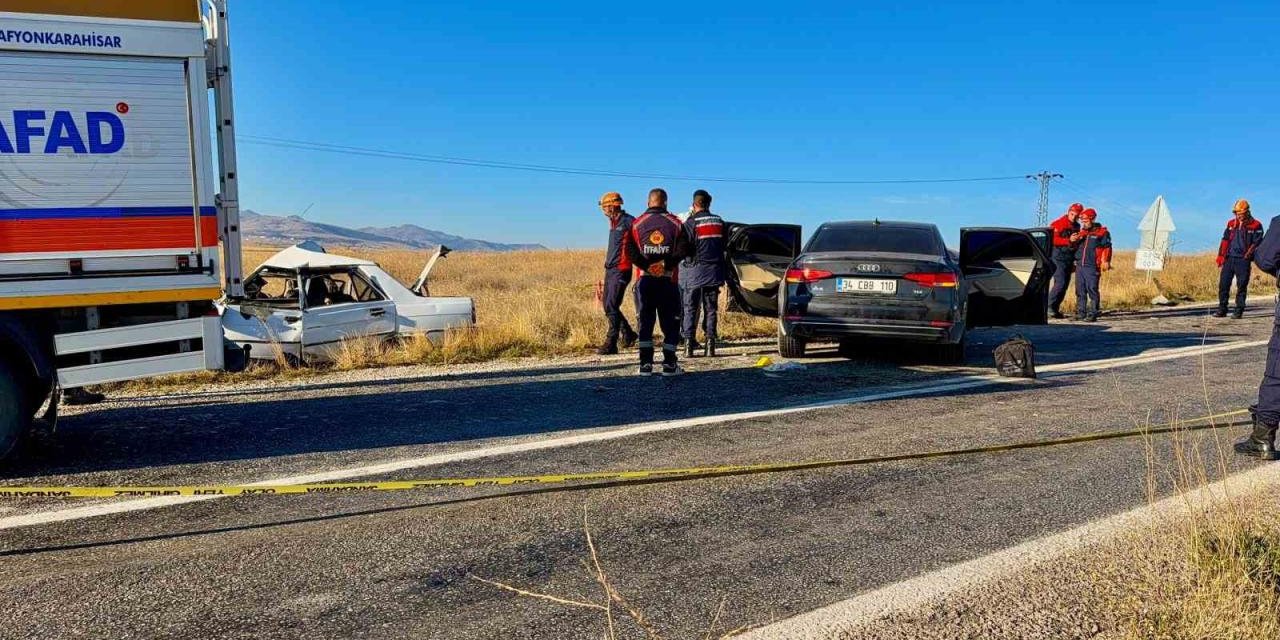 Afyonkarahisar’da Feci Kaza! Kafa Kafaya Çarpışan Otomobillerde 4 Kişi Öldü