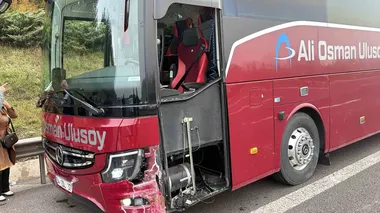 TEM Otoyolu Bolu Geçişinde Kamyonetin Refüje Çarptığı Kazada 2 Kişi Yaralandı