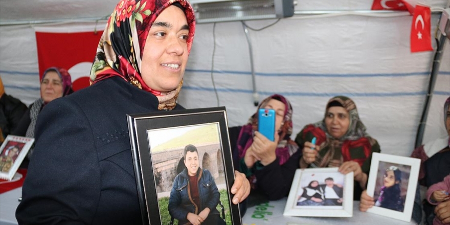 Evladına Kavuştu Oturma Eylemi Yapan Annelere Koştu