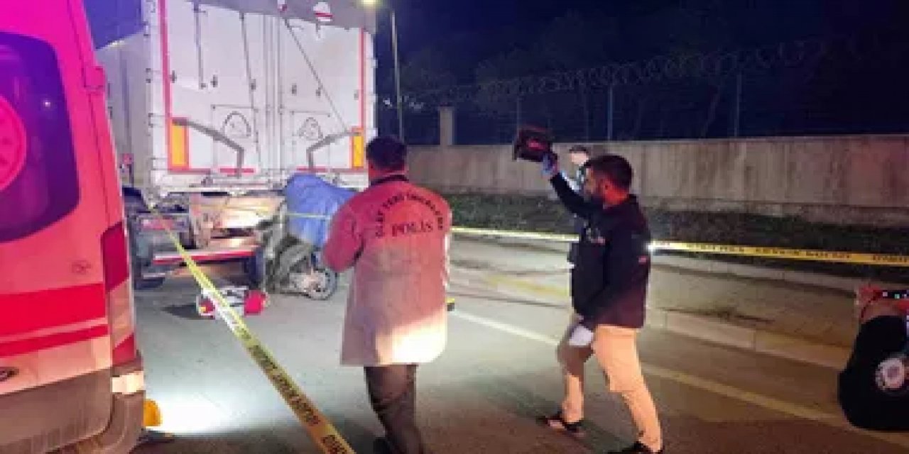 Balıkesir Bandırma'da Motosiklet Tır Dorsesine Çarptı, Motokurye Hayatını Kaybetti