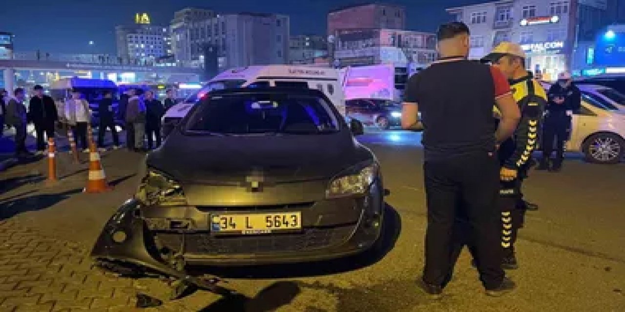 Küçükçekmece'de Motosiklet Otomobille Çarpıştı, Sürücüsü Öldü, 1 Kişi Ağır Yaralandı