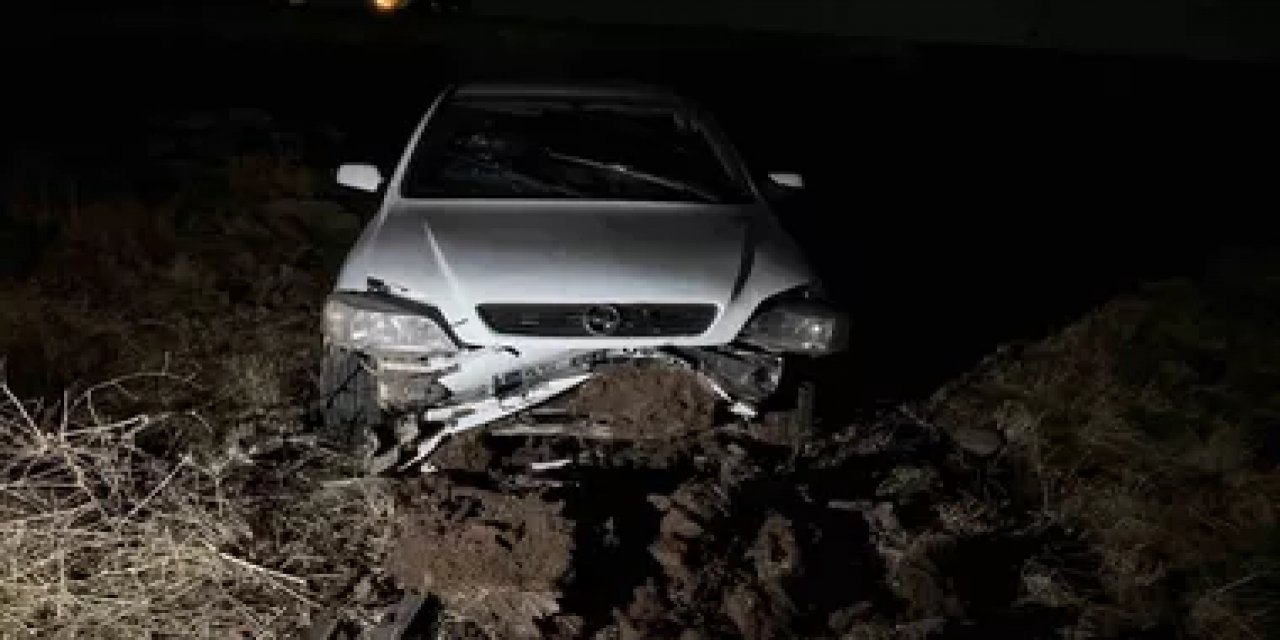 Şanlıurfa Siverek'te Şarampole Devrilen Otomobildeki 3 Kişi Yaralandı