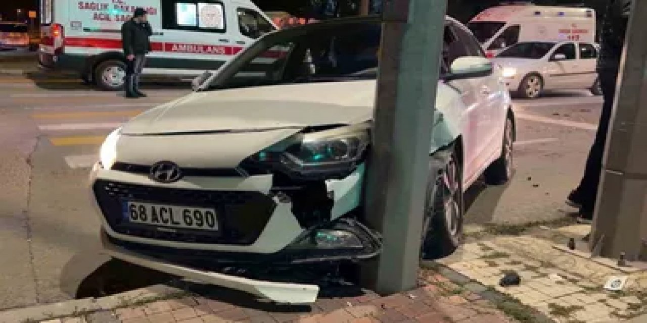 Aksaray'da 3 Otomobil Ve Motosikletin Karıştığı Kazada 3 Kişi Yaralandı, Sürücü Kaçtı