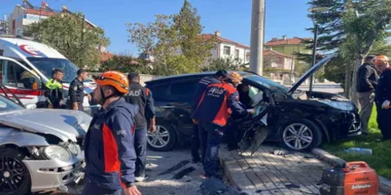 Karaman'da Otomobil İle Cip Çarpıştı, 3 Kişi Yaralandı; Sıkışan 2 Kişi Kurtarıldı