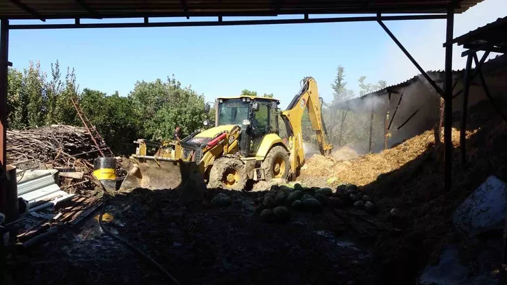 Manavgat'ta Ahır Ve Samanlıkta Çıkan Yangında 1 Büyükbaş, 4 Küçükbaş Telef Oldu