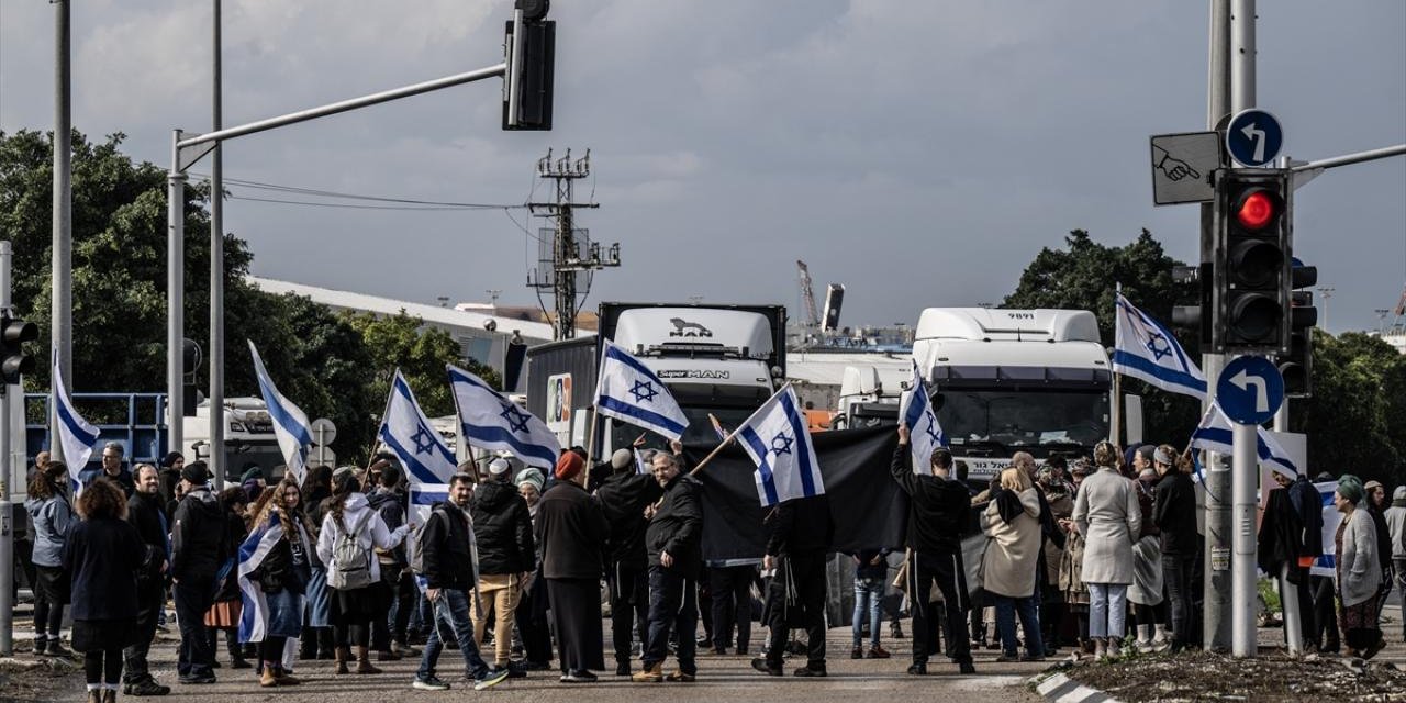 Eli Kanlı İsrailli Milletvekili Ve Meclis Adayları Gazze Şeridi'ne Yardım Taşıyan Tırların Önünü Kesti