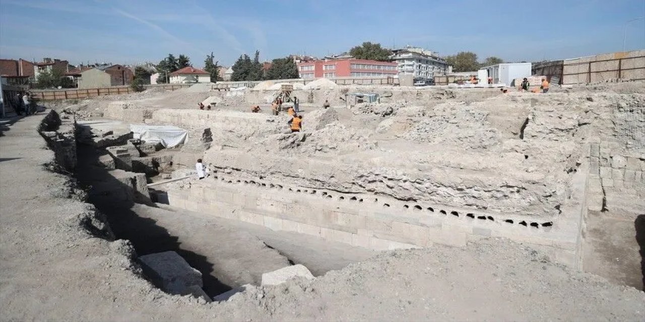 Konya'da Tarihi Larende Kapısı Ve Sur Duvarları Gün Yüzüne Çıkarılıyor