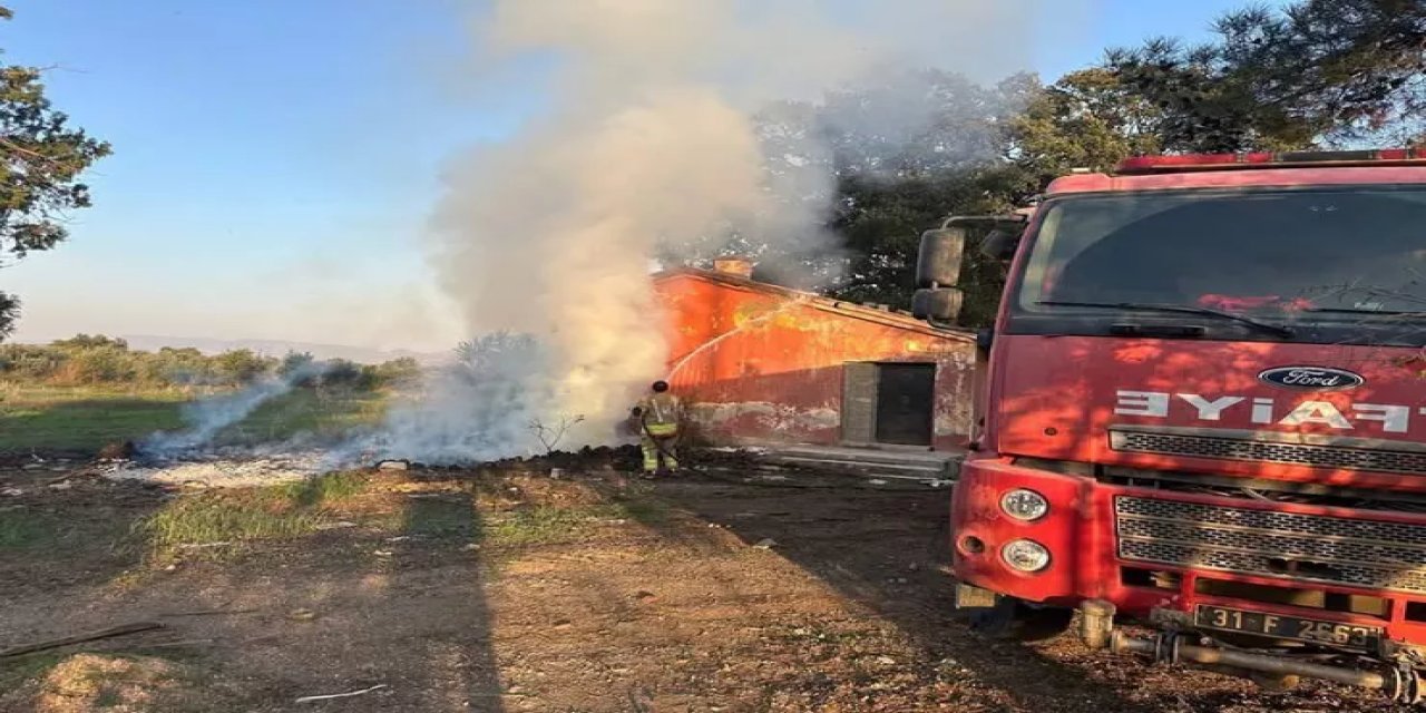 Kırıkhan'da Metruk Binadaki Yangın İtfaiye Ekiplerince Kontrol Altına Alındı