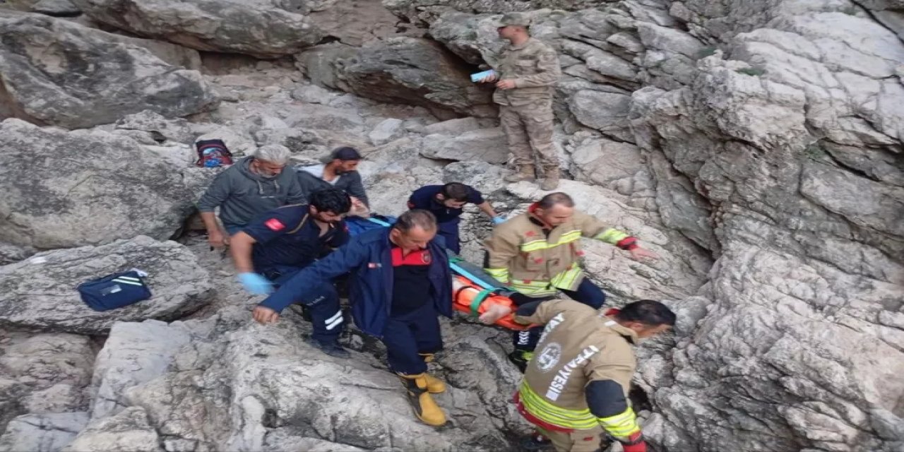 Sahil Güvenlik Ve İtfaiye, Hatay'da Kayalıklardan 3 Metre Düşen Yaralıyı Kurtardı.