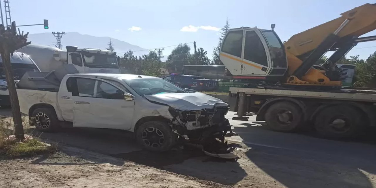 Van Edremit Çiçekli'de 1 Ölü 4 Yaralı Kazanın Anı Güvenlik Kamerasına Yansıdı