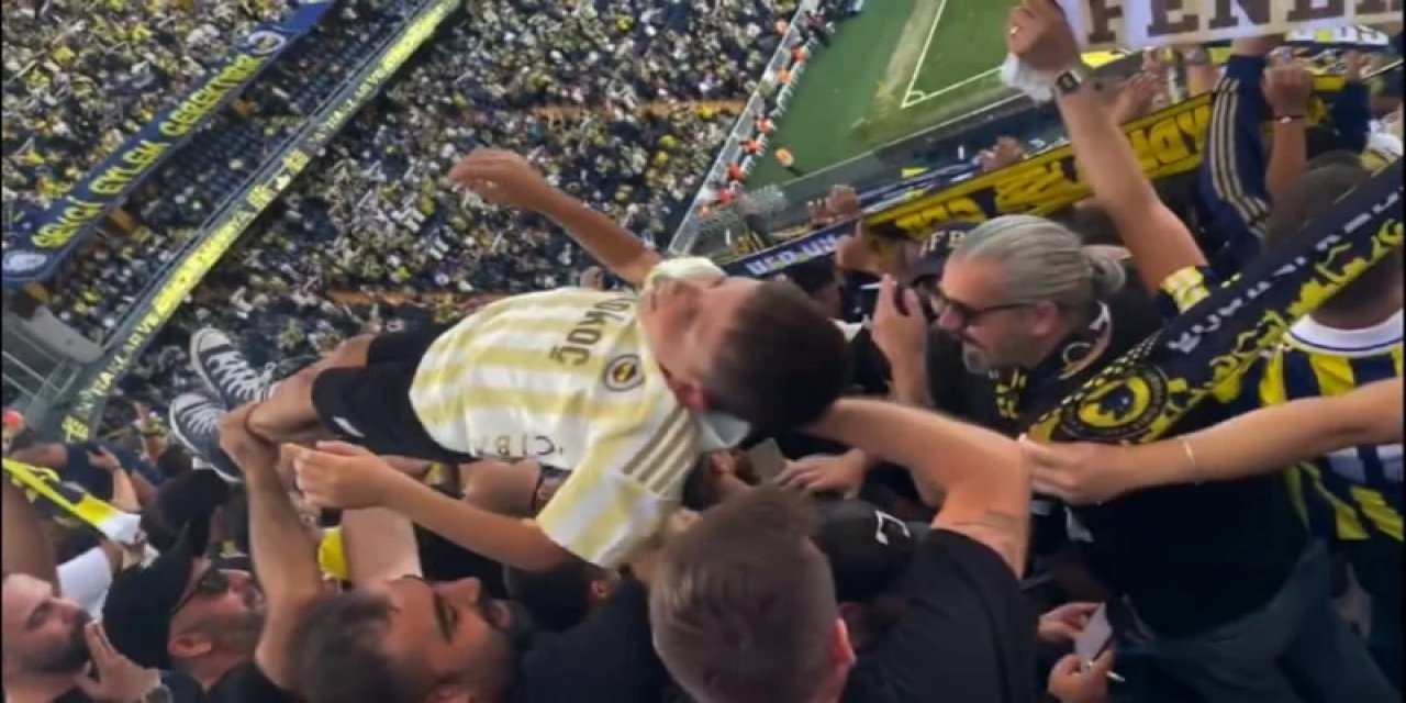 Fenerbahçeli Taraftarlar, Tribünde Minik Taraftarı Atkı Gibi Salladı