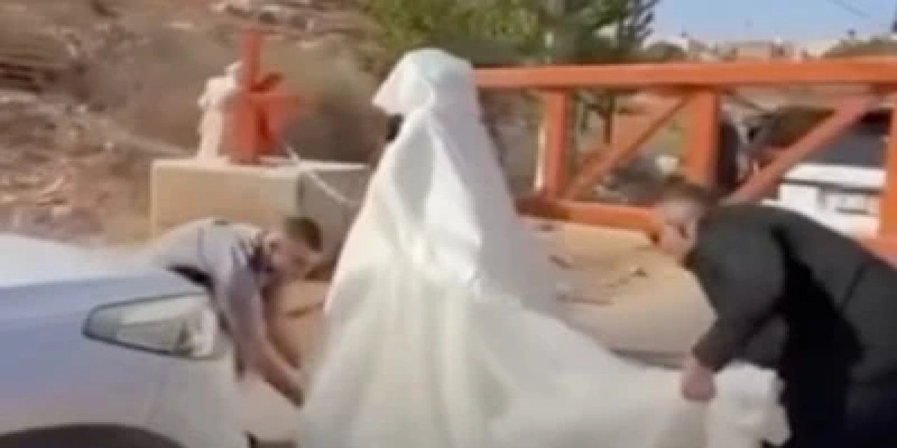 Filistinli Gelin, İsrail'in Barikatını Arabadan İnip Yürüyerek Aşabildi