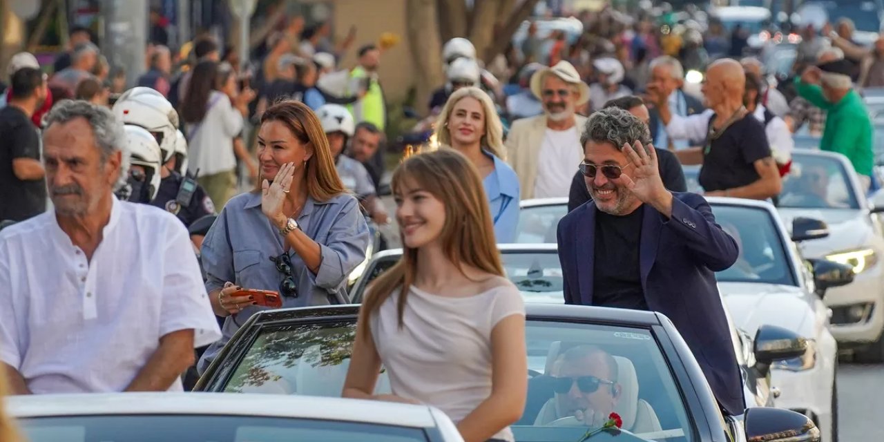 Antalya'da Altın Portakal Korteji: Sanatçılar 5 Kilometre Boyunca Halka Çiçek Dağıttı