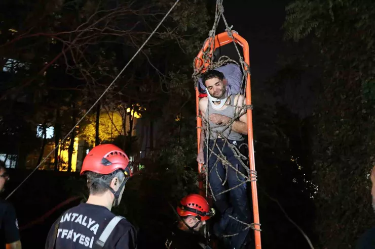 Antalya'da 25 Metre Yükseklikteki Köprüden Düşen Yaralıyı İtfaiye 2 Saatte Kurtardı