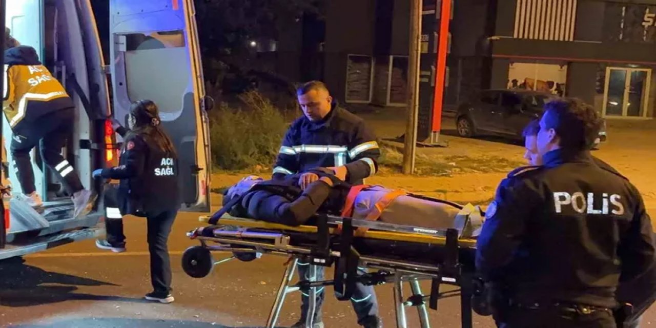 Kayseri Kocasinan'da Otomobil Ağaca Çarptı, Sıkışan Sürücüyü İtfaiye Kurtardı