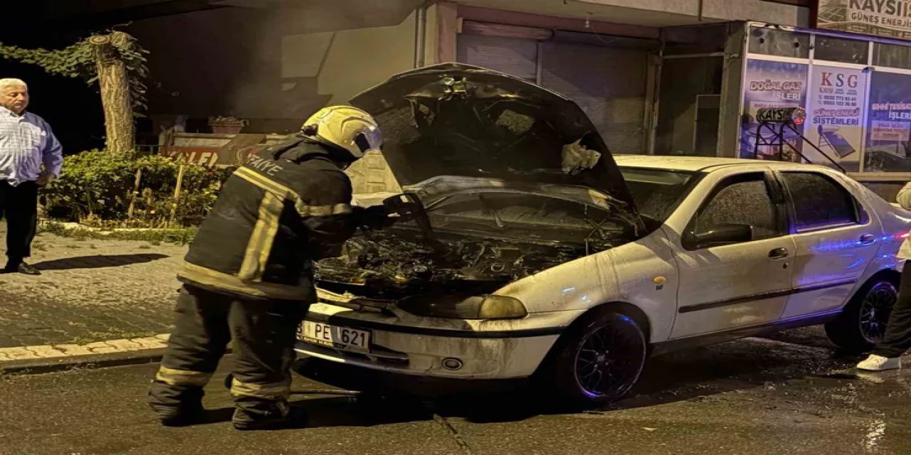 Kayseri Melikgazi'de Otomobil Kontağa Basılınca Motor Kısmından Alev Aldı