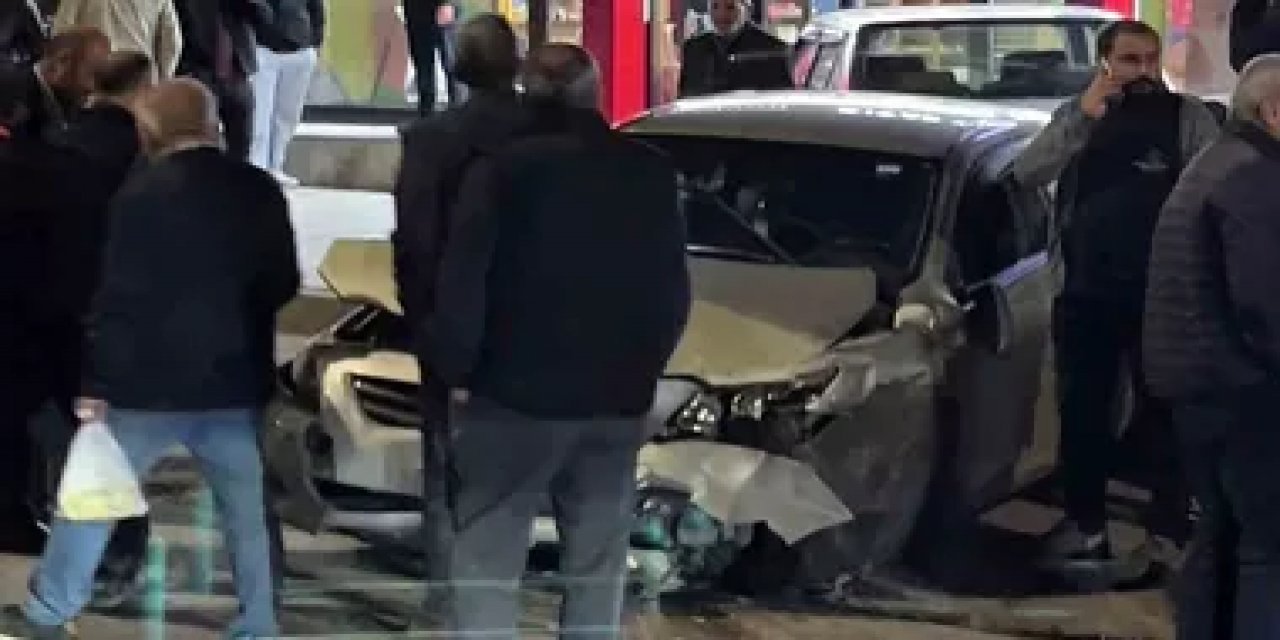 Erzurum Aziziye'de Otomobil Park Halindeki İki Araca Çarptı, 1 Kişi Yaralandı