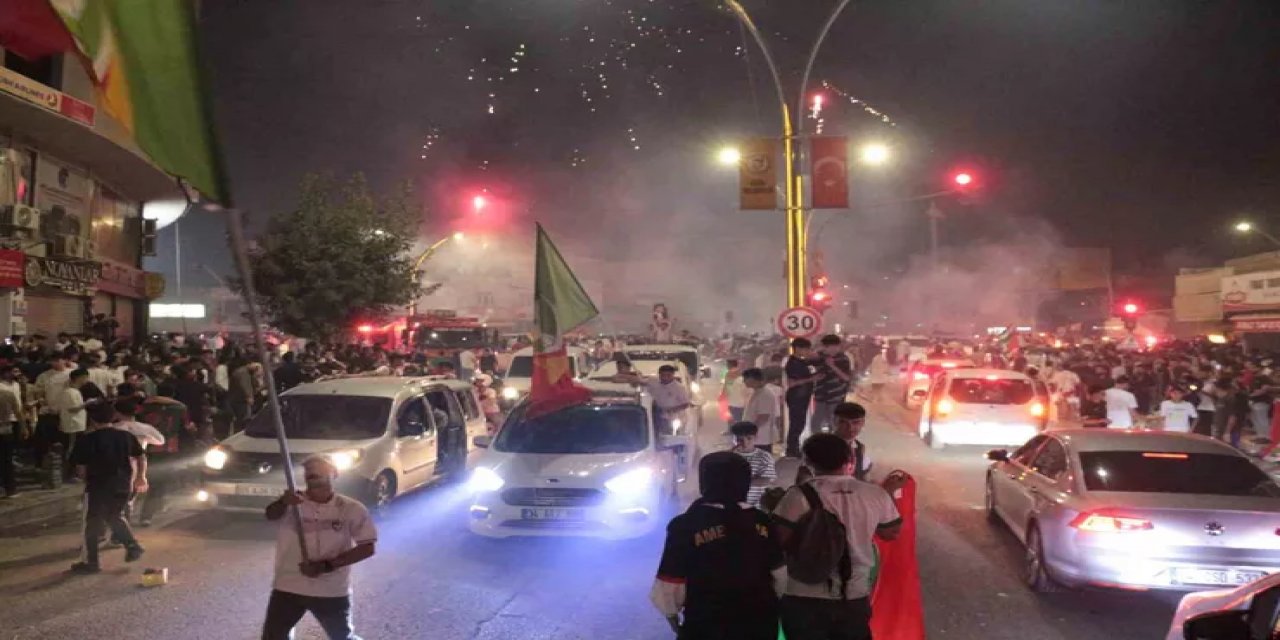 Cizre'de Amedspor Taraftarları Havai Fişekleri Birbirine Fırlattı, Yüzlerce Kişi Kaçıştı