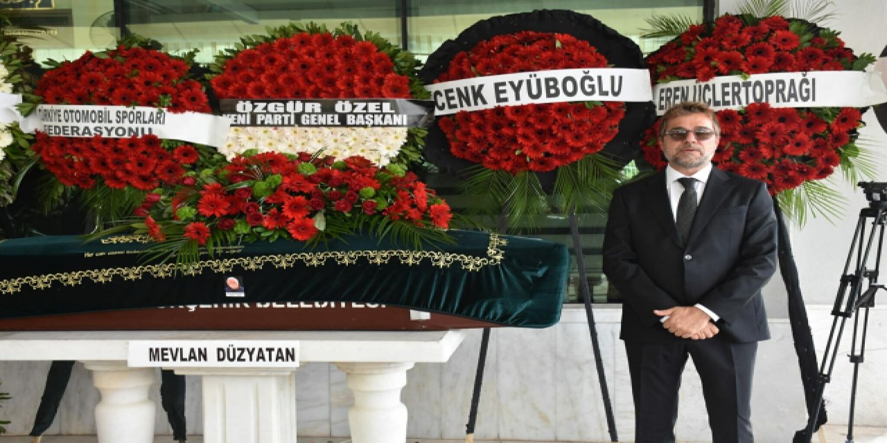 Oyuncu Engin Altan Düzyatan'ın Babası Mevlan Düzyatan İçin Karşıyaka'da Cenaze Töreni Düzenlendi