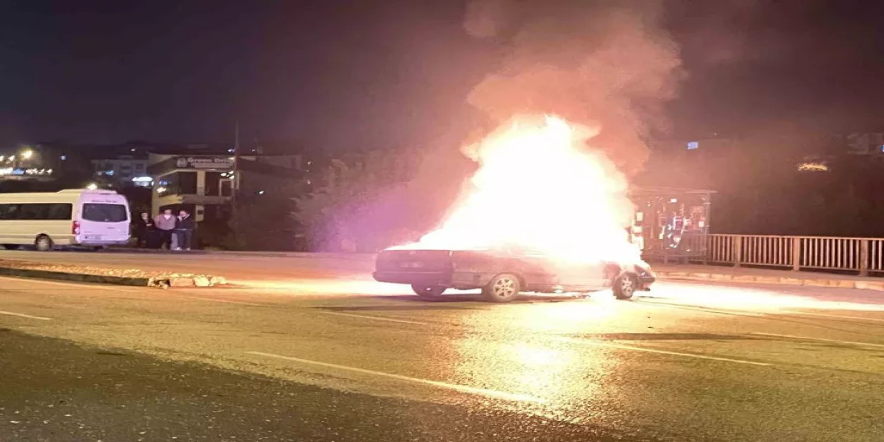 Düzce'de İstop Eden Otomobil Çalıştırılmak İstenirken Alev Alıp Kullanılamaz Oldu
