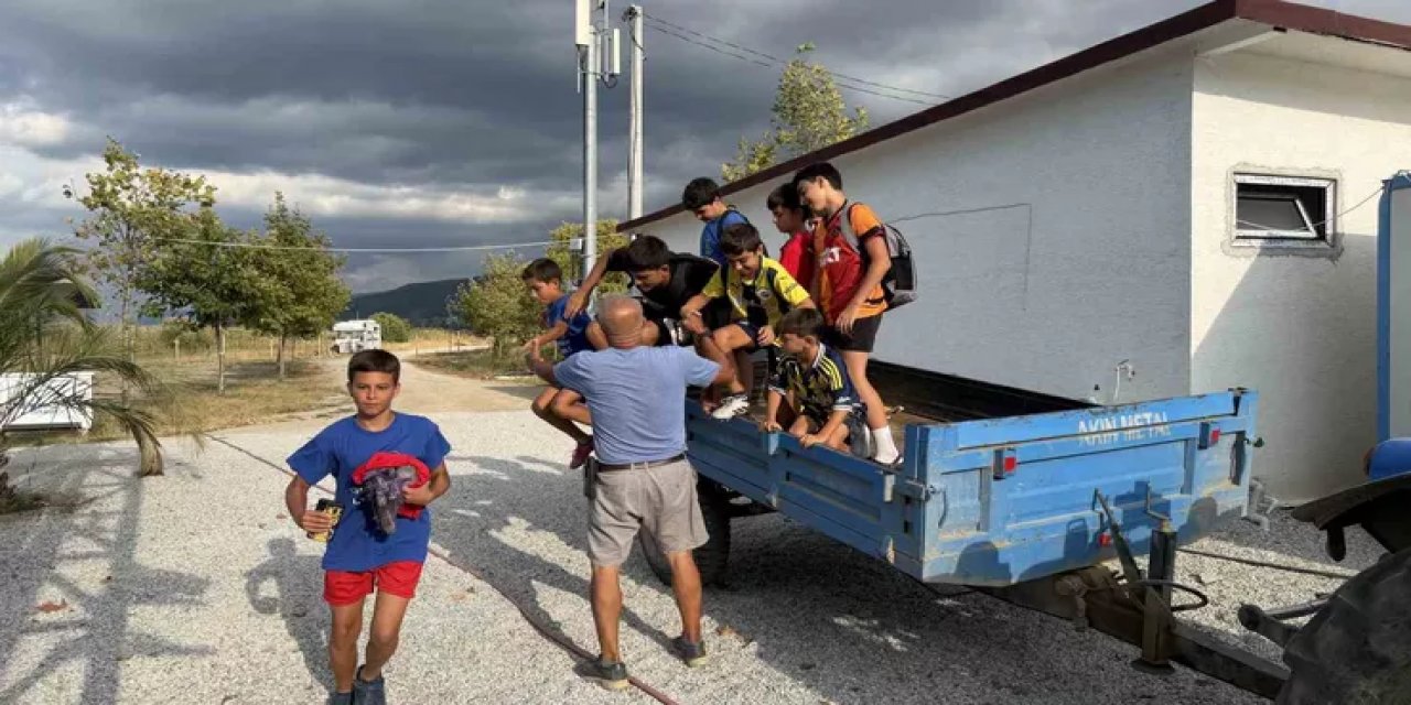 Emekli Sporcu Traktörüyle Köy Çocuklarını Halı Sahaya Taşıyor, Para Almadan Çalıştırıyor