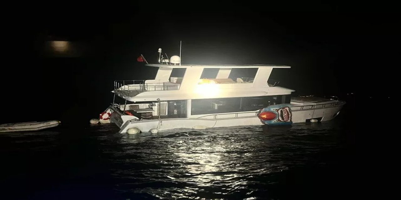 Çanakkale Ayvacık'ta Su Alan Teknedeki 2 Kişi Sahil Güvenlikçe Kurtarıldı