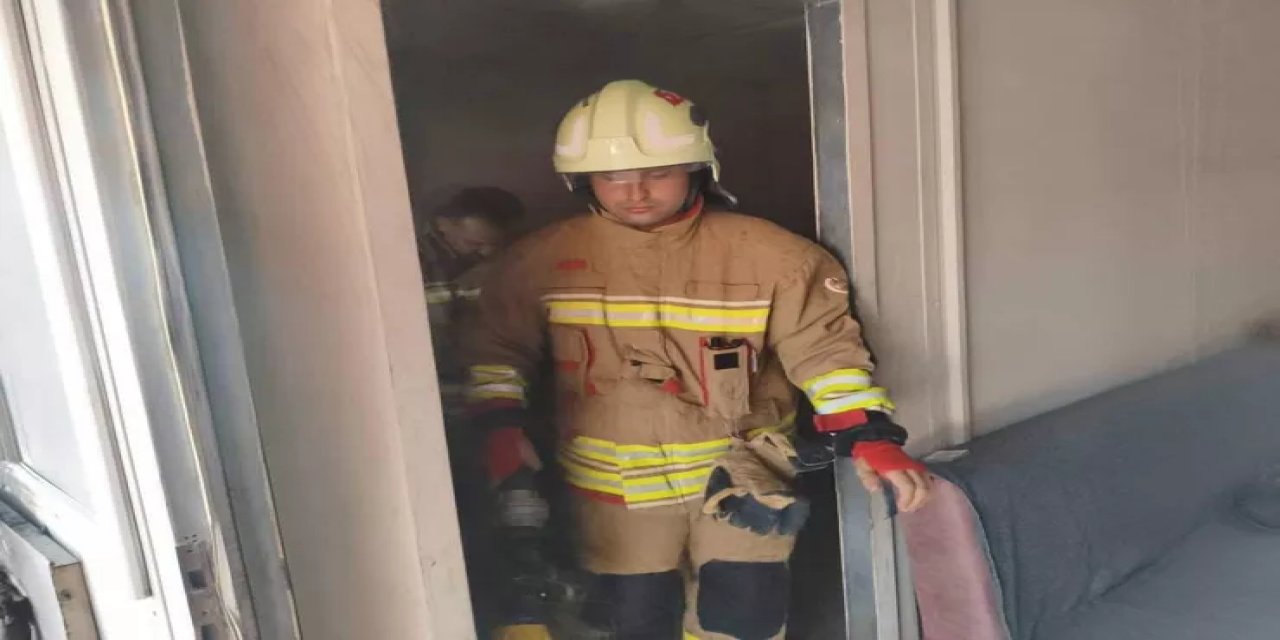 Hatay Antakya'da Depremzede Ailenin Konteyneri Yangında Kullanılmaz Hale Geldi