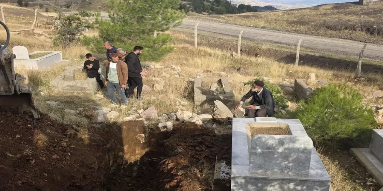 Gerger'de Yaşlı Çift Ölüm Sonrasına Hazırlandı: Kabirlerini İş Makinesiyle Kazdırdılar