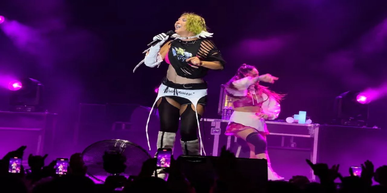 Hande Yener’in Sahne Kostümü Dikkat Çekti