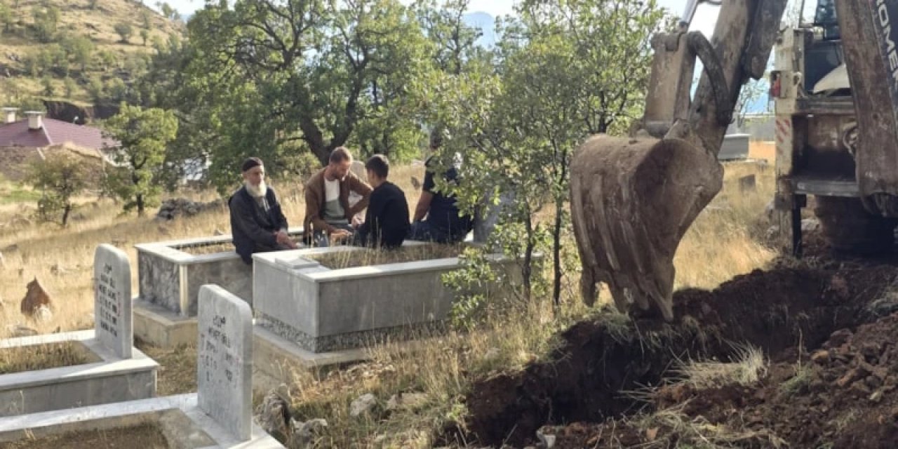 Adıyaman'da Eşi Ve Kendisi İçin Mezar Kazdı
