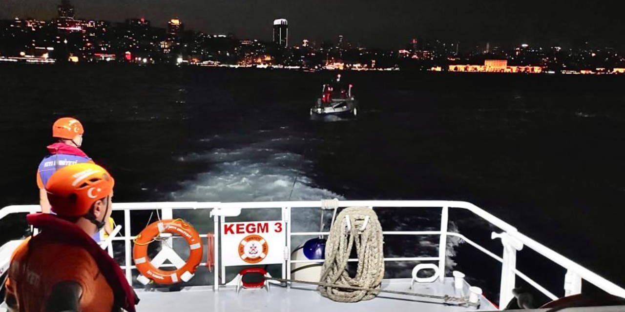 Kadıköy Önlerinde Sürüklenen Tekne Kurtarıldı