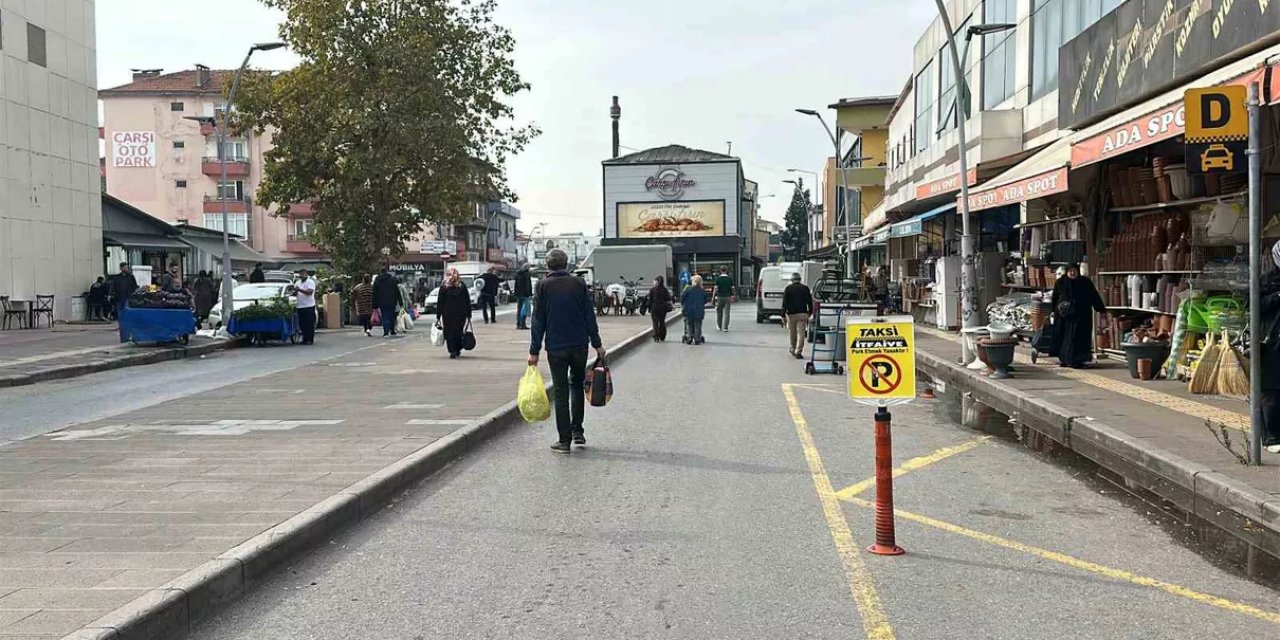 Sakarya’da Trafikte Ortalık Karıştı: “Dövüş Antrenörüyüm Ben” Diyerek Yumruk Attı