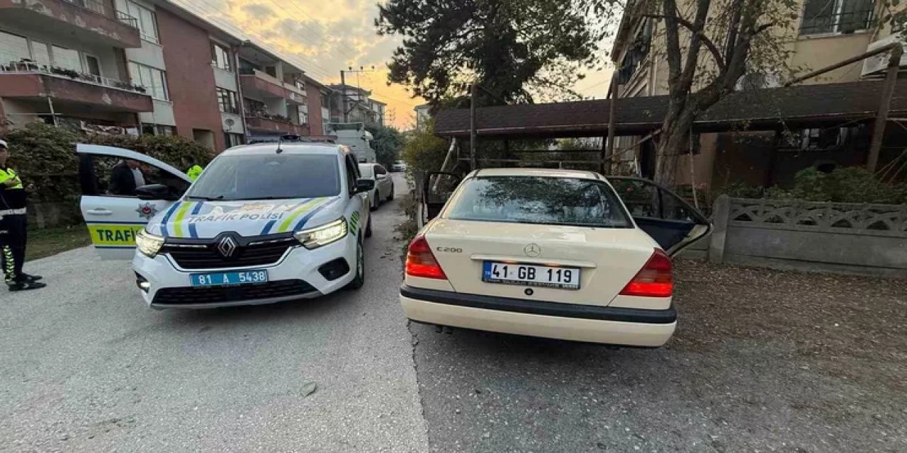 Düzce'de Çalıntı Otomobil Bahçe Duvarına Çarptı, 2 Şüpheli Yakalandı