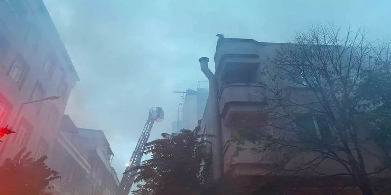 Küçükçekmece'de 4 Katlı Tekstil Atölyesinin Çatısında Çıkan Yangın Yan Çatıya Sıçradı
