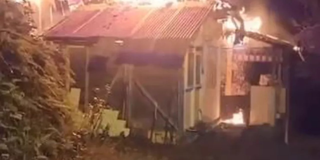 Artvin Borçka'da Evin Büyük Bölümü Gece Yangınında Çöktü, Kullanılamaz Hale Geldi