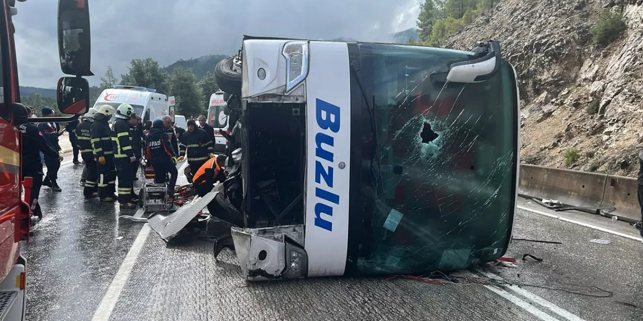 Isparta-Antalya Kara Yolunda Yolcu Otobüsü Devrildi: Ölü Ve Yaralılar Var