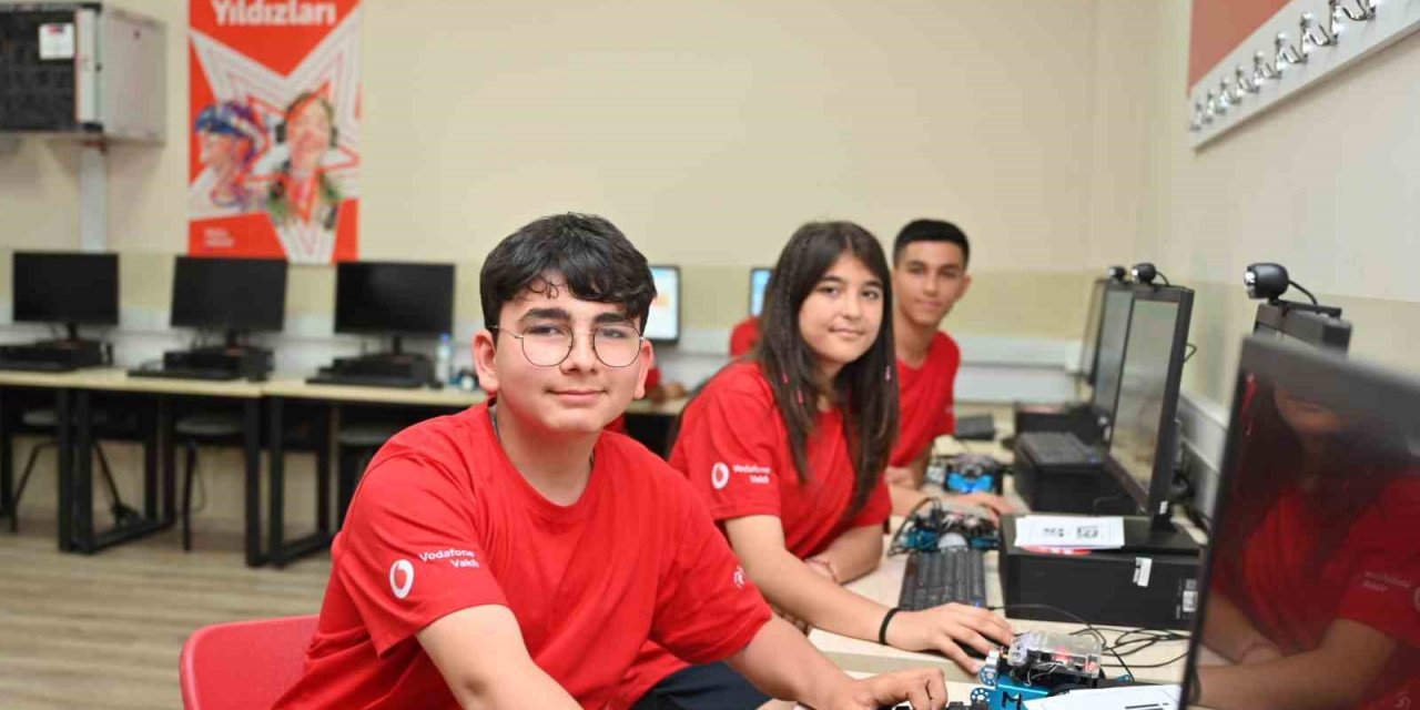 Vodafone Vakfı'nın AI Startup Studio Programıyla Gençlerin Yapay Zeka Fikirleri Projeye Dönüşüyor