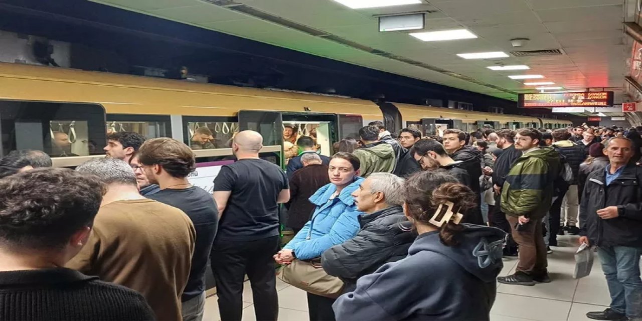 İstanbul'da Metro Çilesi! Vatandaş 50 Dakika Bekletildi