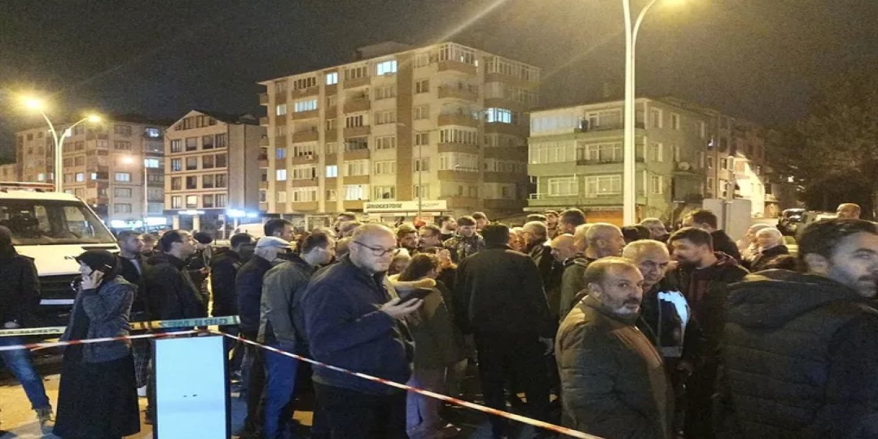 Kocaeli Karamürsel'de 112'ye Gelen İhbar Sonrası 7 Katlı Cansever Apartmanı Boşaltıldı