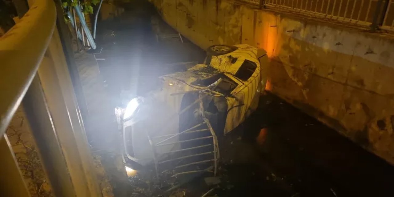 Kayseri Melikgazi'de Kanala Uçan Otomobildeki 2 Kişi Yaralandı