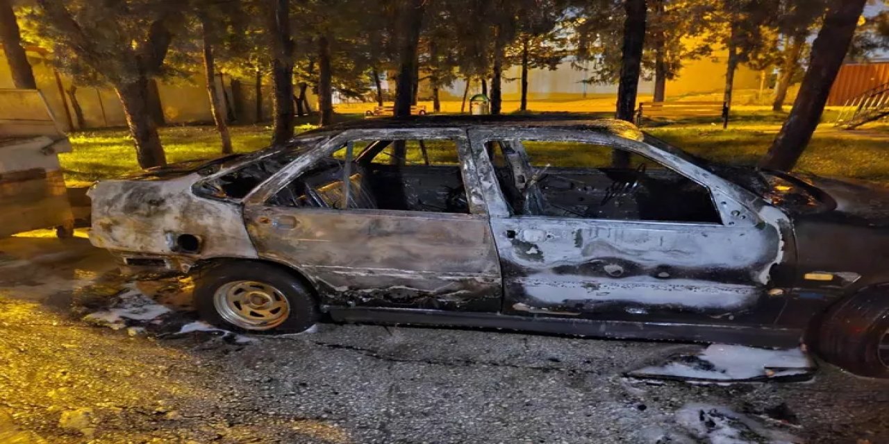 Antakya Narlıca'da Park Halindeki Otomobil Yanarak Kullanılamaz Hale Geldi