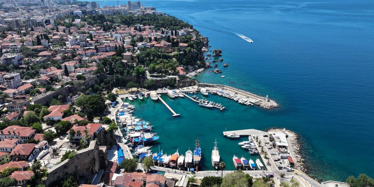 Antalya Nüfusunun 5 Katından Fazla Turist Ağırladı